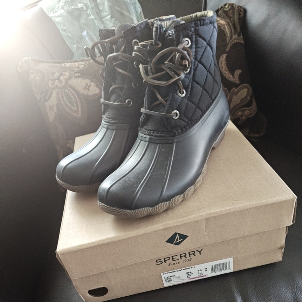 PRICE DROP *$53 TO 44* Size 5.5 Sperry Boot